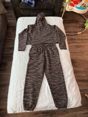 Zella Girls Tiger Print Crop Hoodie and Jogger Sweat Set